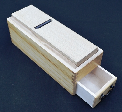 滝沢製作所　鰹節削り器　黒潮　四面削り器　たて27.8cm × よこ10.3cm × 高さ11.6cm　4面替刃式　58mm 鉋使用