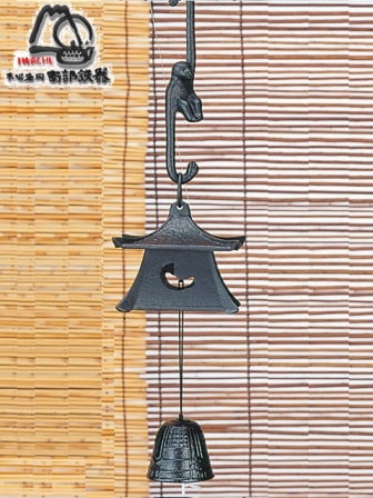 岩鋳 南部鉄器の風鈴　　吊灯篭　小　黒　8.5×8.5×Ｈ7.5   27002