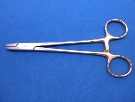 鋼線締結鉗子（針付きワイヤーの針部分の把持に） | 手術器具(鋼製小物