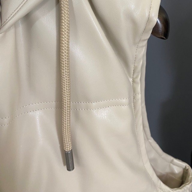 フェイクレザーロングベストフード付 ポケット付 フリーサイズ