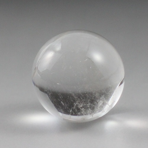 天然水晶玉 32mm（一寸） 48.7g 虹入り 台座付き 〔2619〕：天然水晶玉 