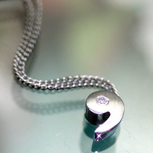 天然和田玉。天然ダイヤ、ネズミのペンダント ちぢま 