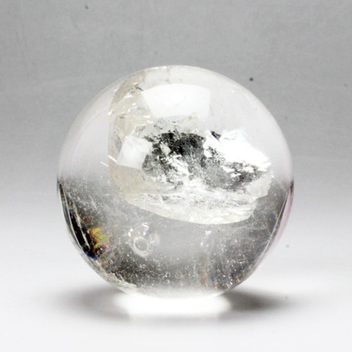 天然水晶玉 48mm（160g） 1.58寸 虹入り 台座付き 〔3589〕：天然水晶 