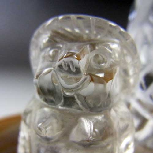 水晶 たぬきさん 30×42mm 天然水晶 たぬきの親子 瑪瑙台座付き 〔5357〕：開運商品
