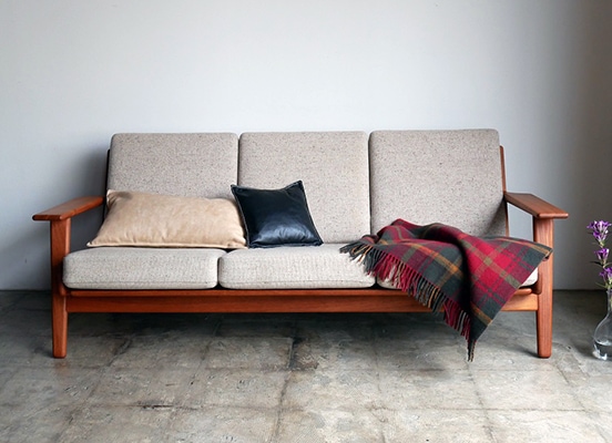 GE290 3seater sofa teak by Hans J.Wegenr