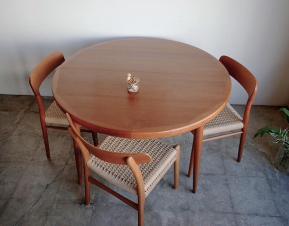 Round Dining table