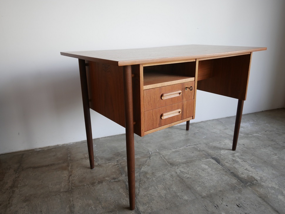 DK Desk