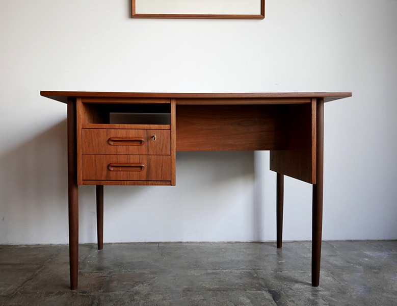 DK Desk
