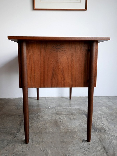 DK Desk