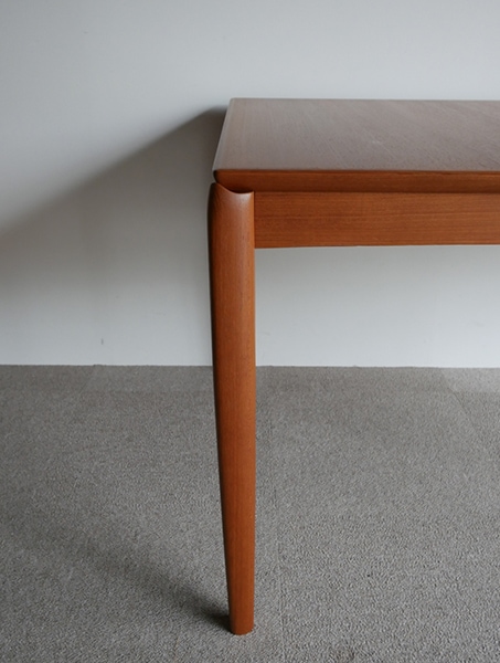 Dining table by H.W Kleinڤ䤤碌