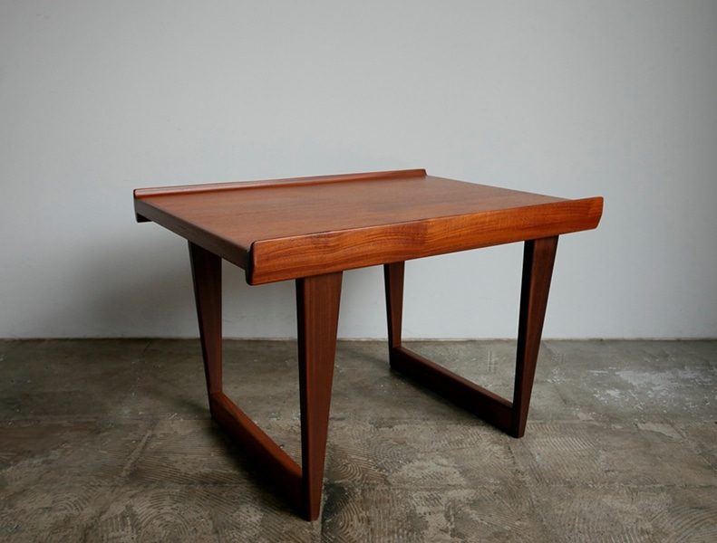 Sidetable by Peter Lovig