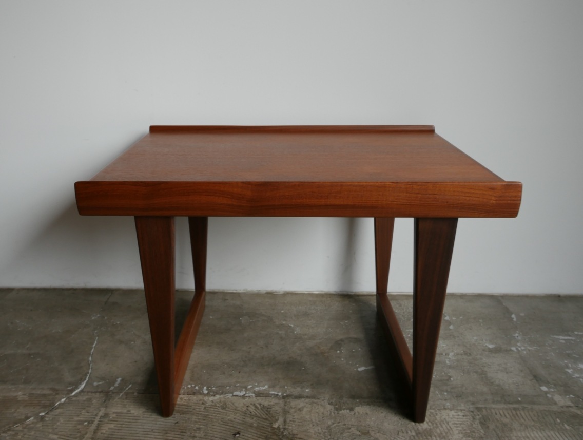 Sidetable by Peter Lovig