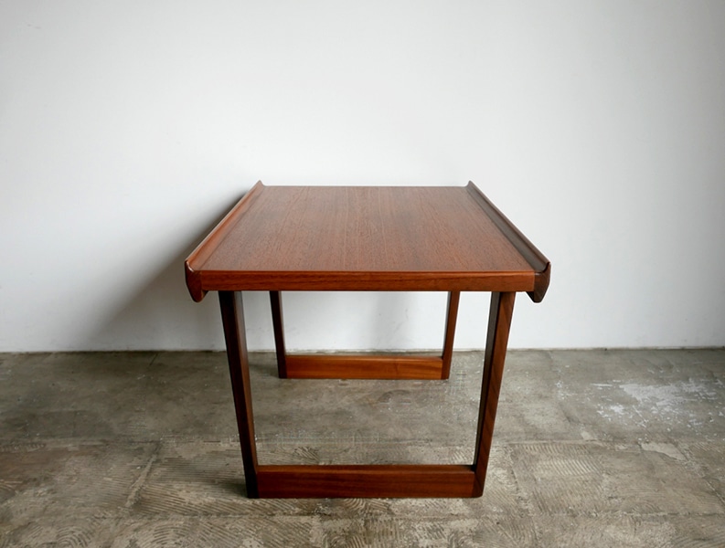 Sidetable by Peter Lovig