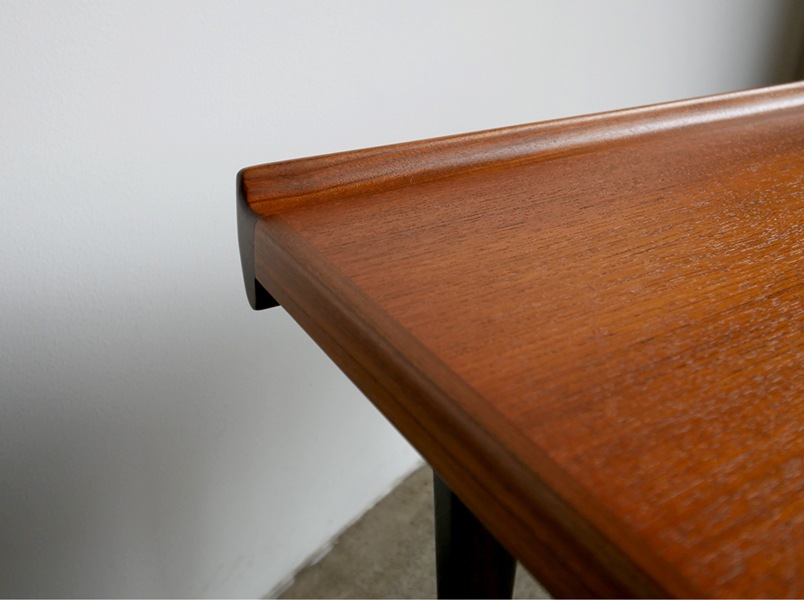 Sidetable by Peter Lovig