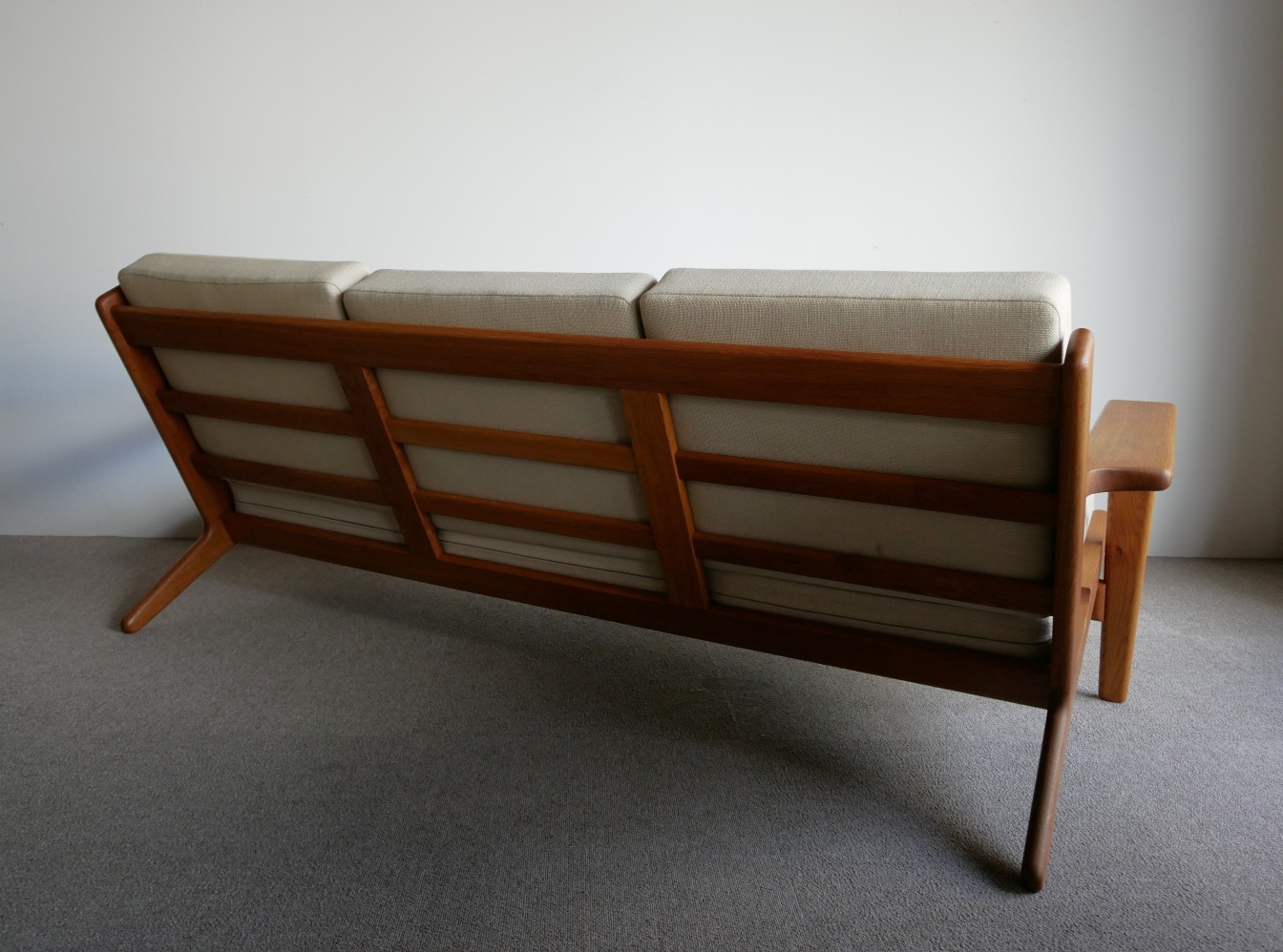 G290 3Seater sofa by Hans J.Wegner