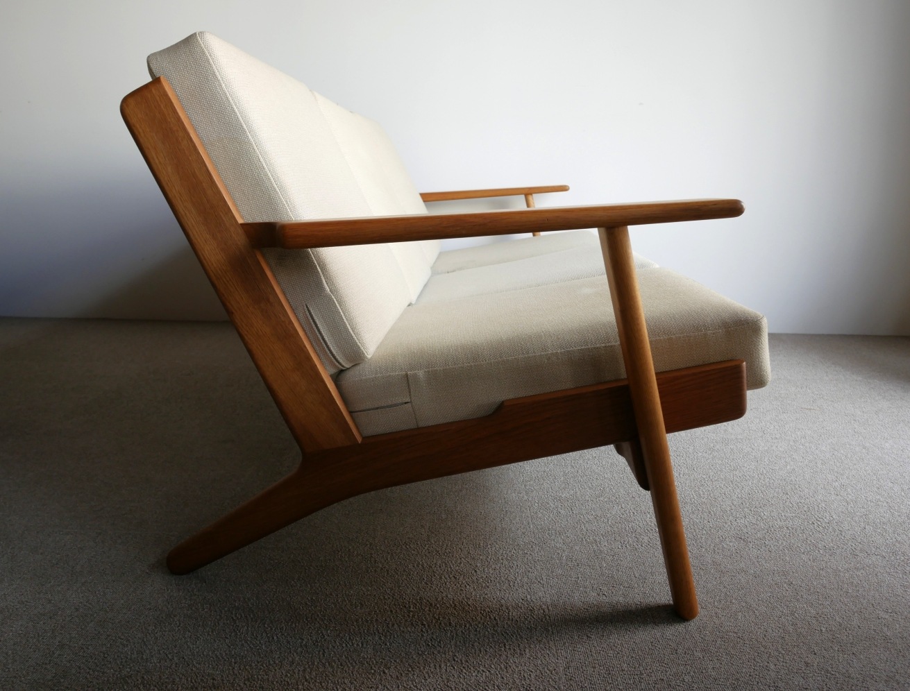 G290 3Seater sofa by Hans J.Wegner