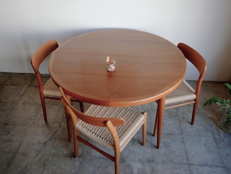 Round Dining table