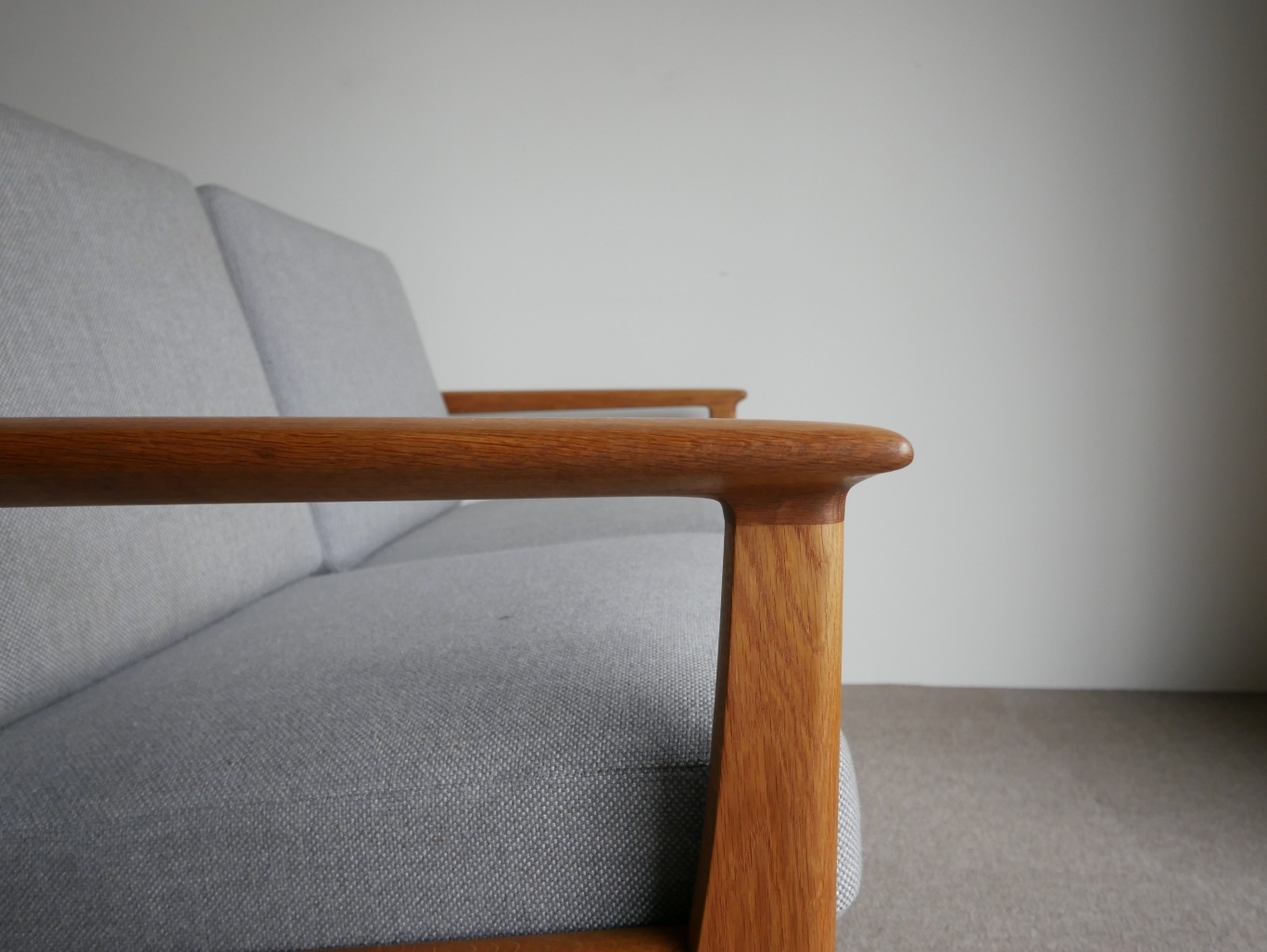 GE265 2Seater sofa by Hans J.Wegner 
