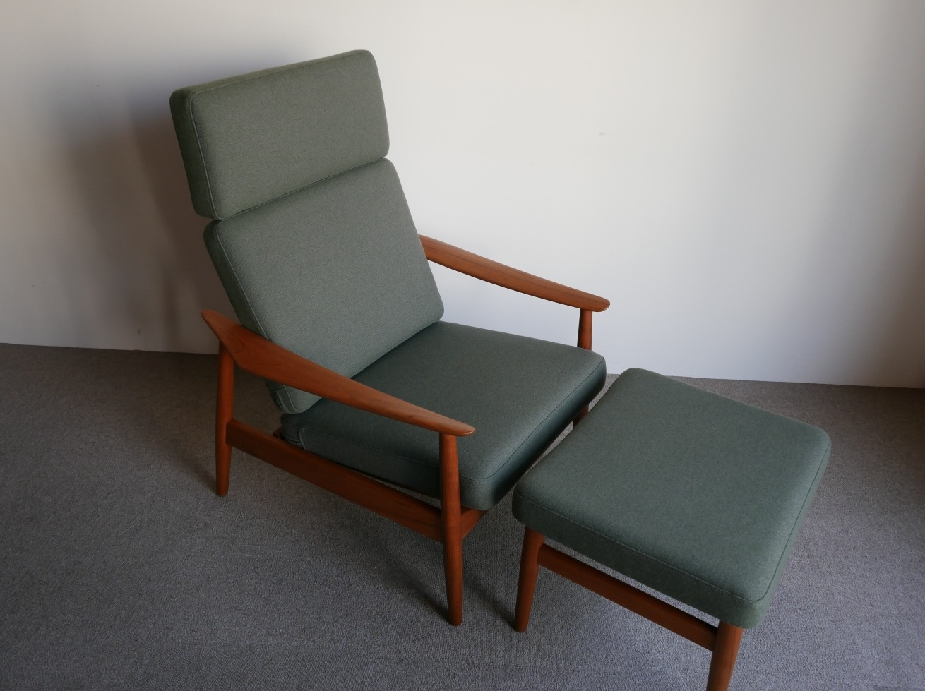 Highback chair Foot stool set by Arne Vodder 