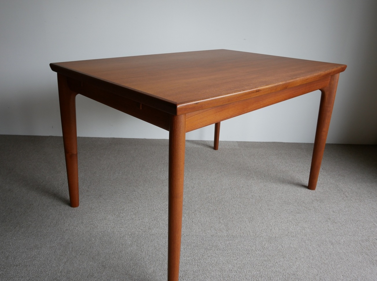 Dining table by Grete Jalk �ڤ��䤤��碌��