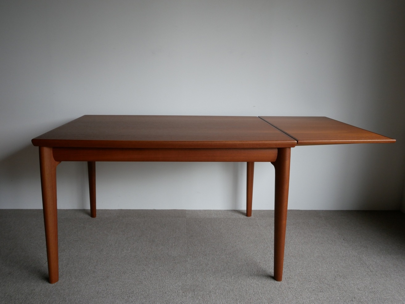 Dining table by Grete Jalk �ڤ��䤤��碌��