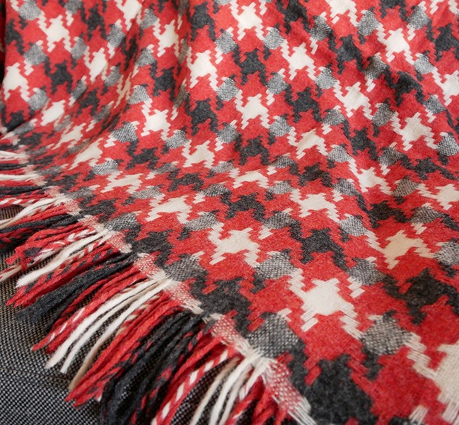 Houndstooth throw by Bronte