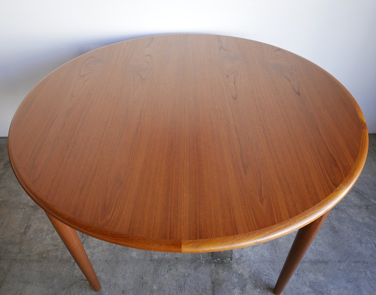 Round dining table