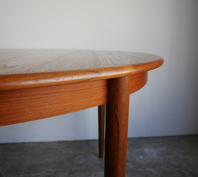 Round dining table
