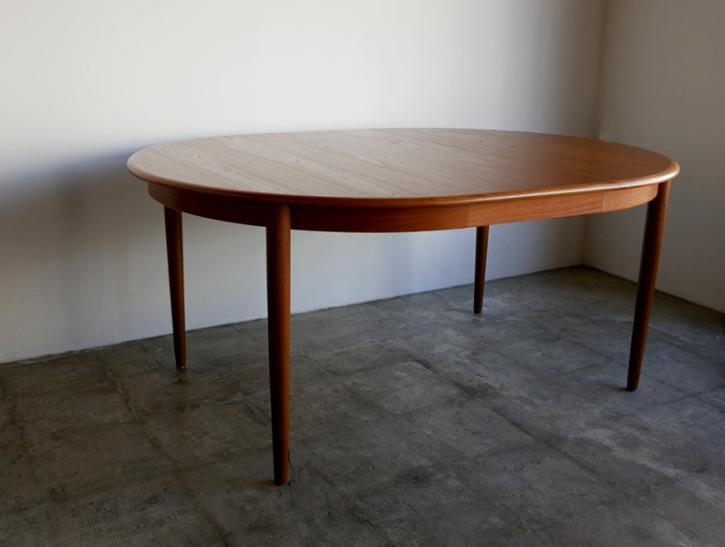 Round dining table