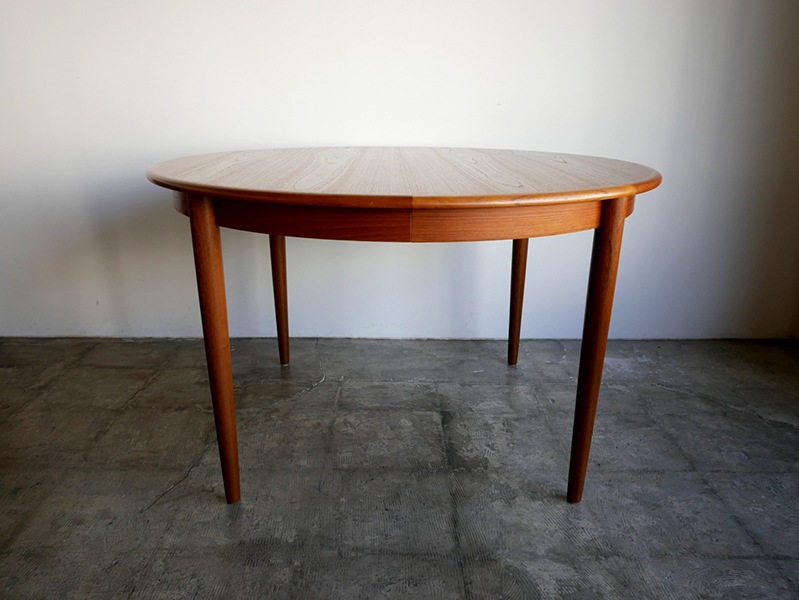 Round dining table
