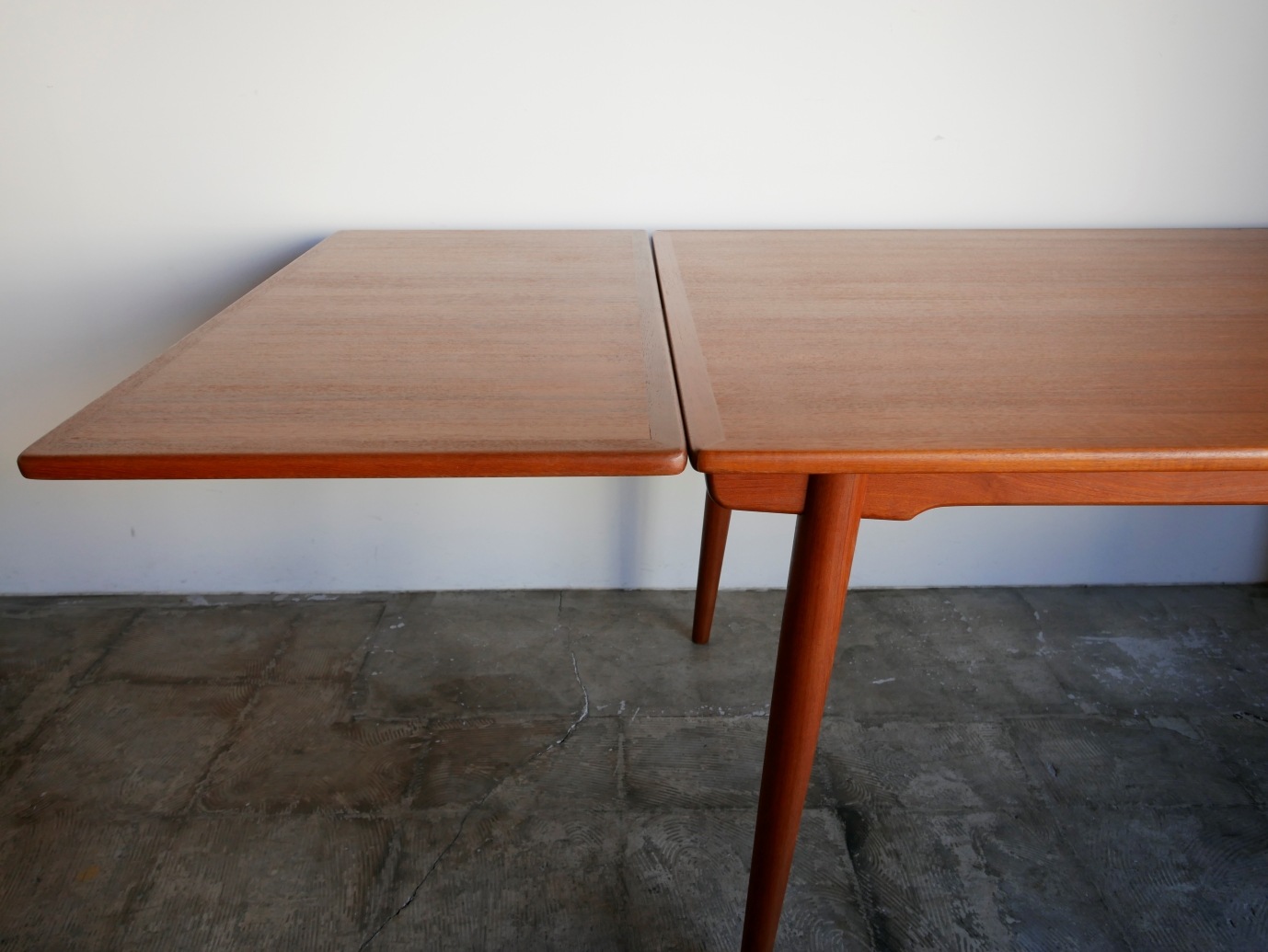 Dining table by Hans J.Wegner