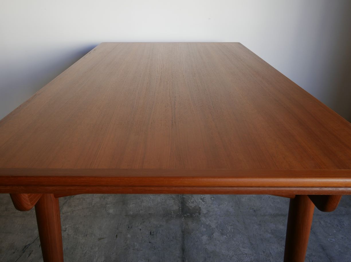 Dining table by Hans J.Wegner