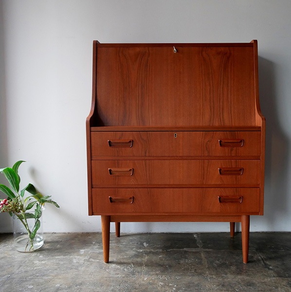 Writing Bureau by Tibergaard Nielsen