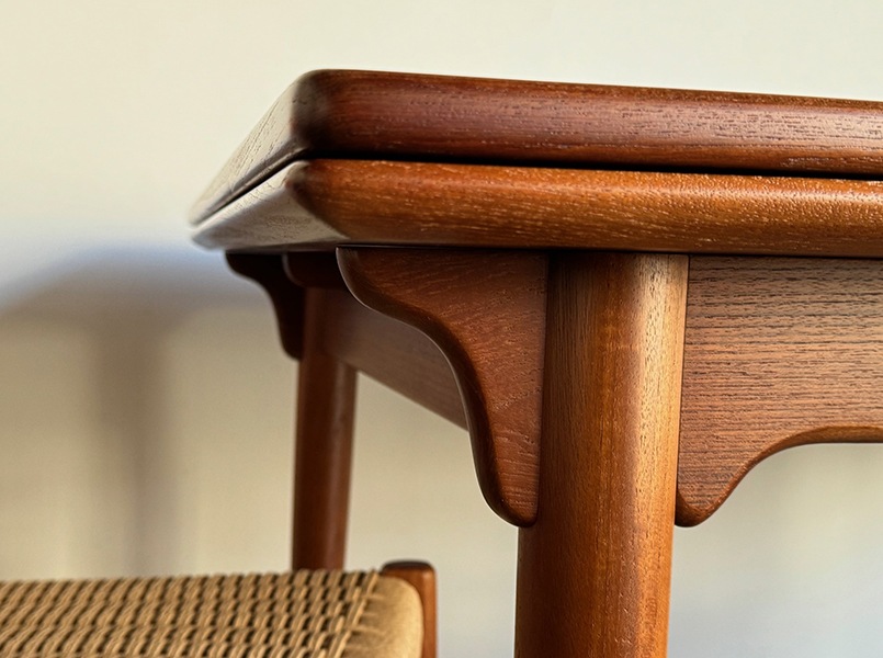 Dining table by Omann Jun
