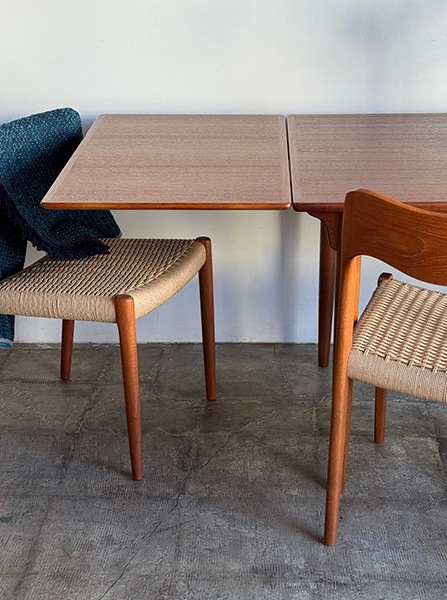 Dining table by Omann Jun
