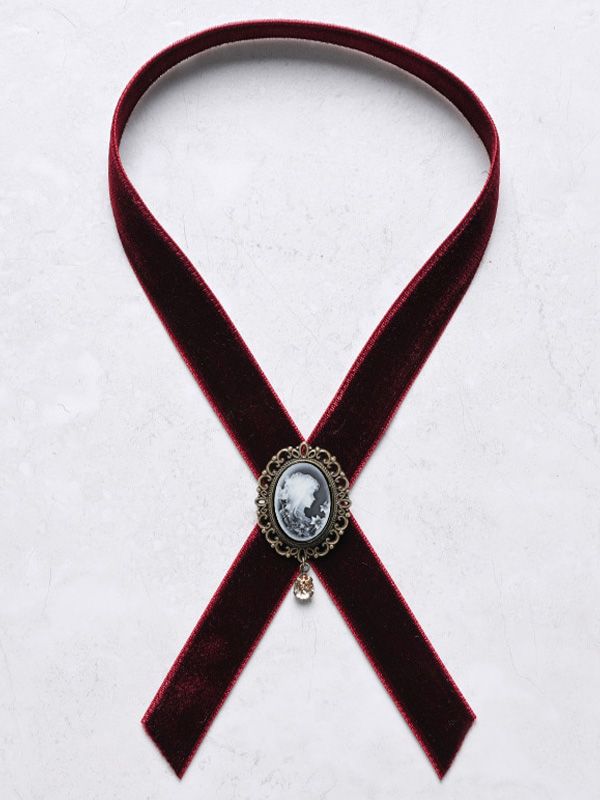 骨董店のカメオブローチ