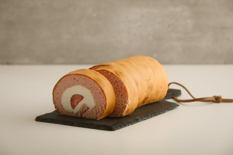 香川県産　和三盆苺ロール