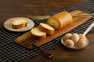 【冷凍】１カットロールケーキ　名古屋コーチン卵８個入り