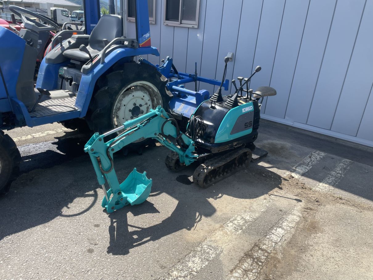 【整備待ち】コベルコ バックホー SS1 機体寸法:2150×500×1100 重量275kg 燃料:ガソリン