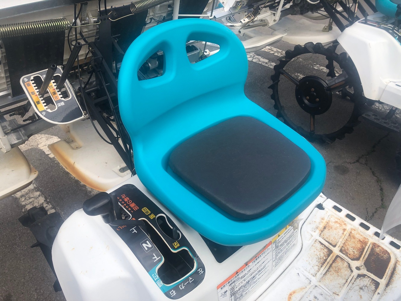 クボタ 乗用田植機 JC4A 機体寸法:2240×1600×1340mm 出力3.5ps 燃料/容量:無鉛ガソリン/4.2L