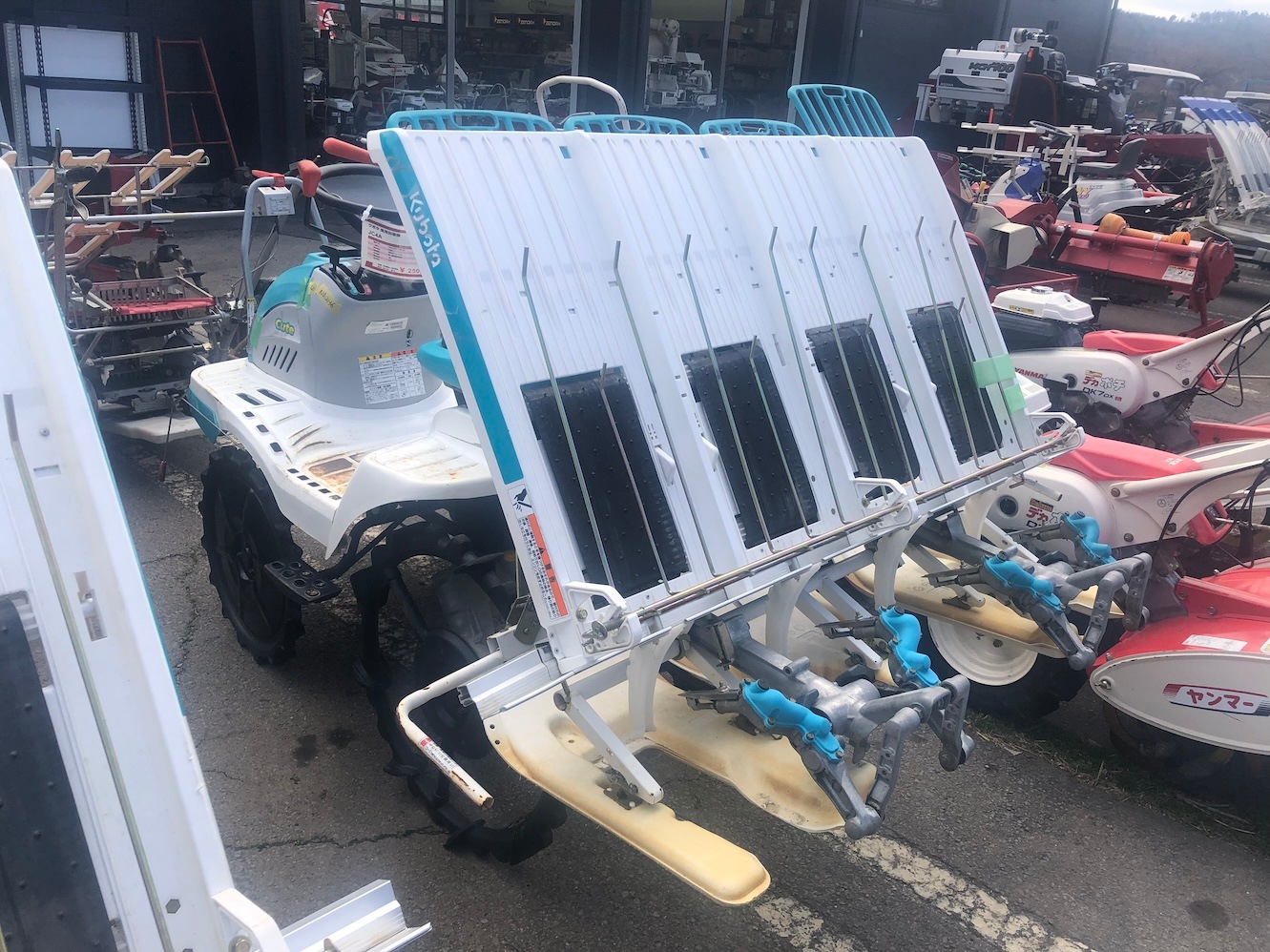 クボタ 乗用田植機 JC4A 機体寸法:2240×1600×1340mm 出力3.5ps 燃料/容量:無鉛ガソリン/4.2L