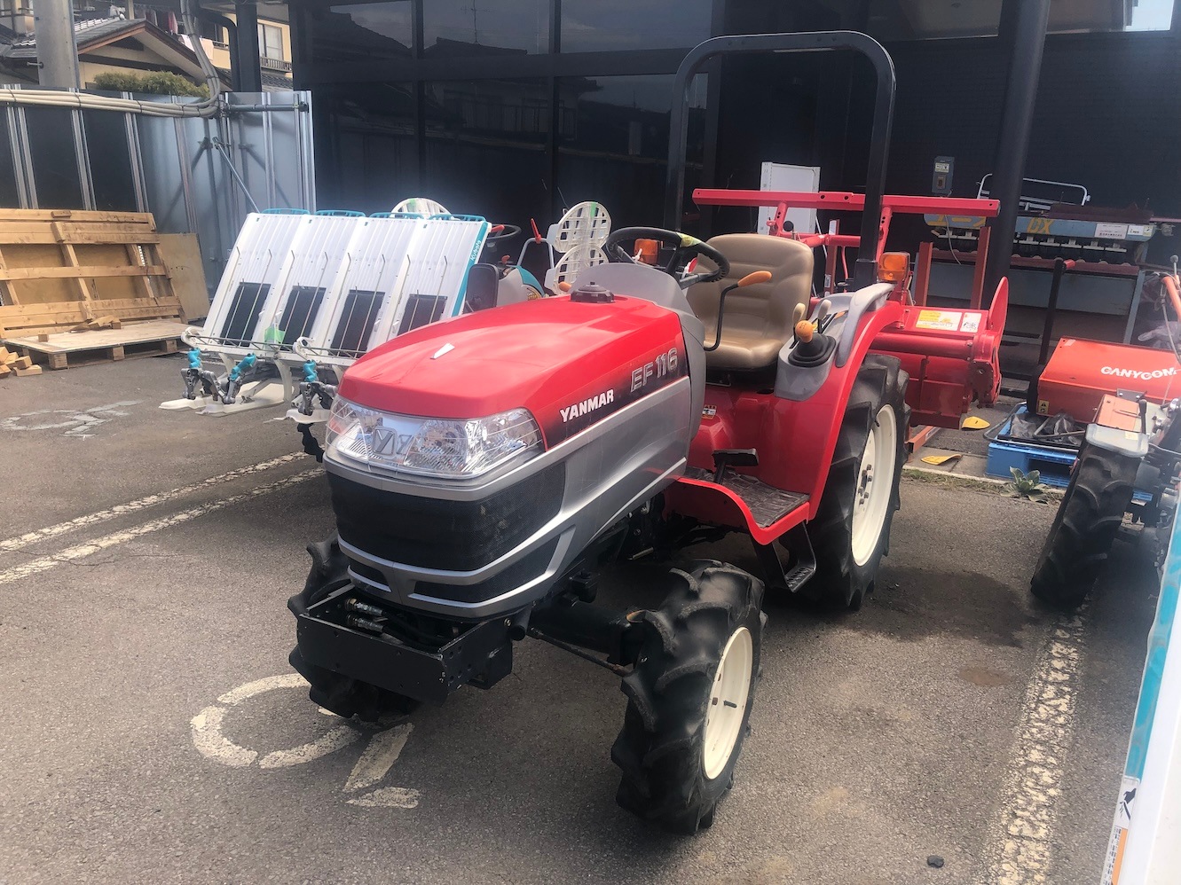 ヤンマー トラクター EF116 機体寸法:2660×1075×1890(mm) 出力16ps 燃料/容量 :ディーゼル軽油/27L