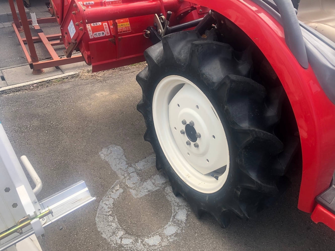 ヤンマー トラクター EF116 機体寸法:2660×1075×1890(mm) 出力16ps 燃料/容量 :ディーゼル軽油/27L