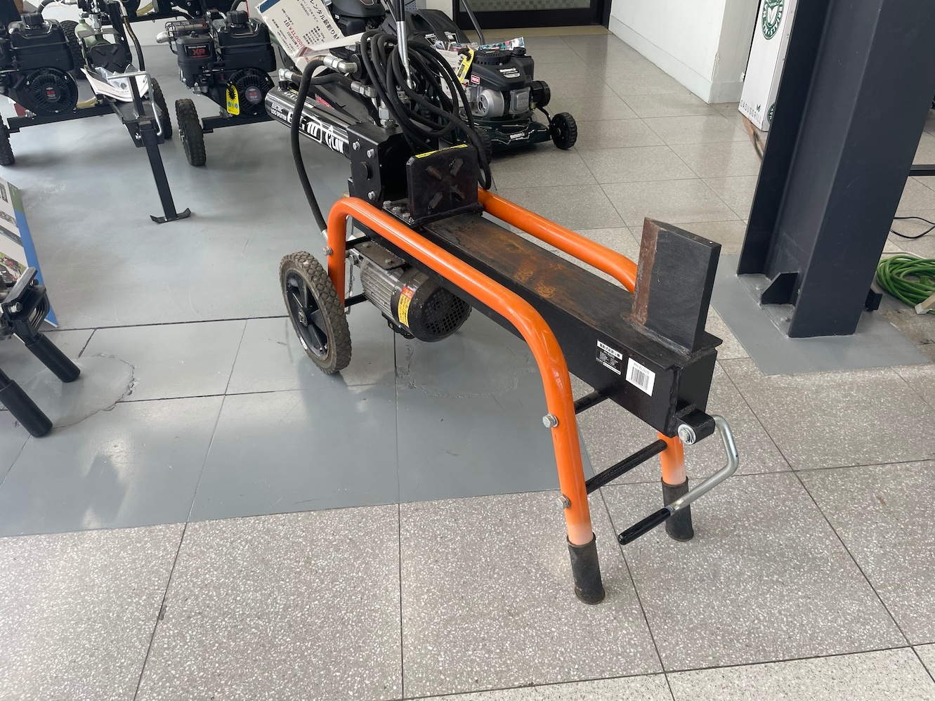 【10/31まで店頭商談中・整備待ち】プラウ 薪割り機 ELS10 機体寸法:1440×410×900 破砕力10t 最大破砕寸法:45cm