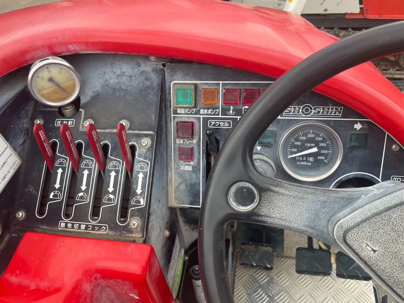 ショーシン SS 3S‐VE640 出力:34.9ps 変速段数前進9段・後進3段 タンク容量:600L