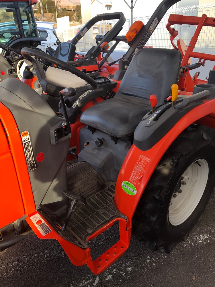 クボタ トラクター JB14 機体寸法:2020×960×1810(mm) 出力10.7ps 使用