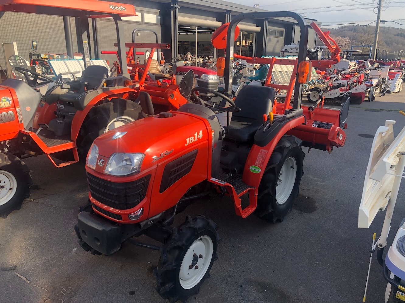 【地域限定自宅配送】クボタ トラクター JB14 機体寸法:2020×960×1810(mm) 出力10.7ps 使用燃料/容量:ディーゼル軽油/14L