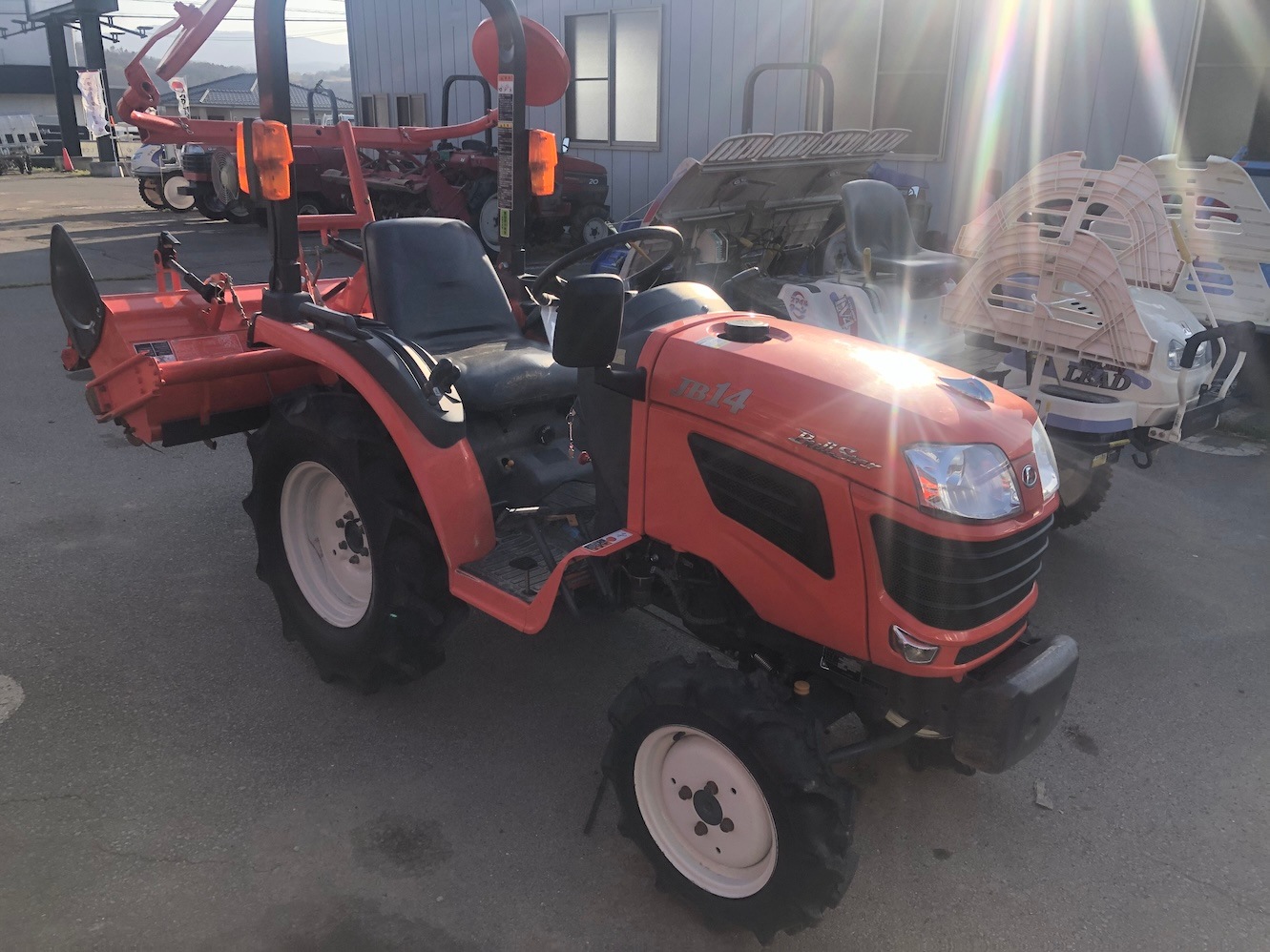 【地域限定自宅配送】クボタ トラクター JB14 機体寸法:2020×960×1810(mm) 出力10.7ps 使用燃料/容量:ディーゼル軽油/14L