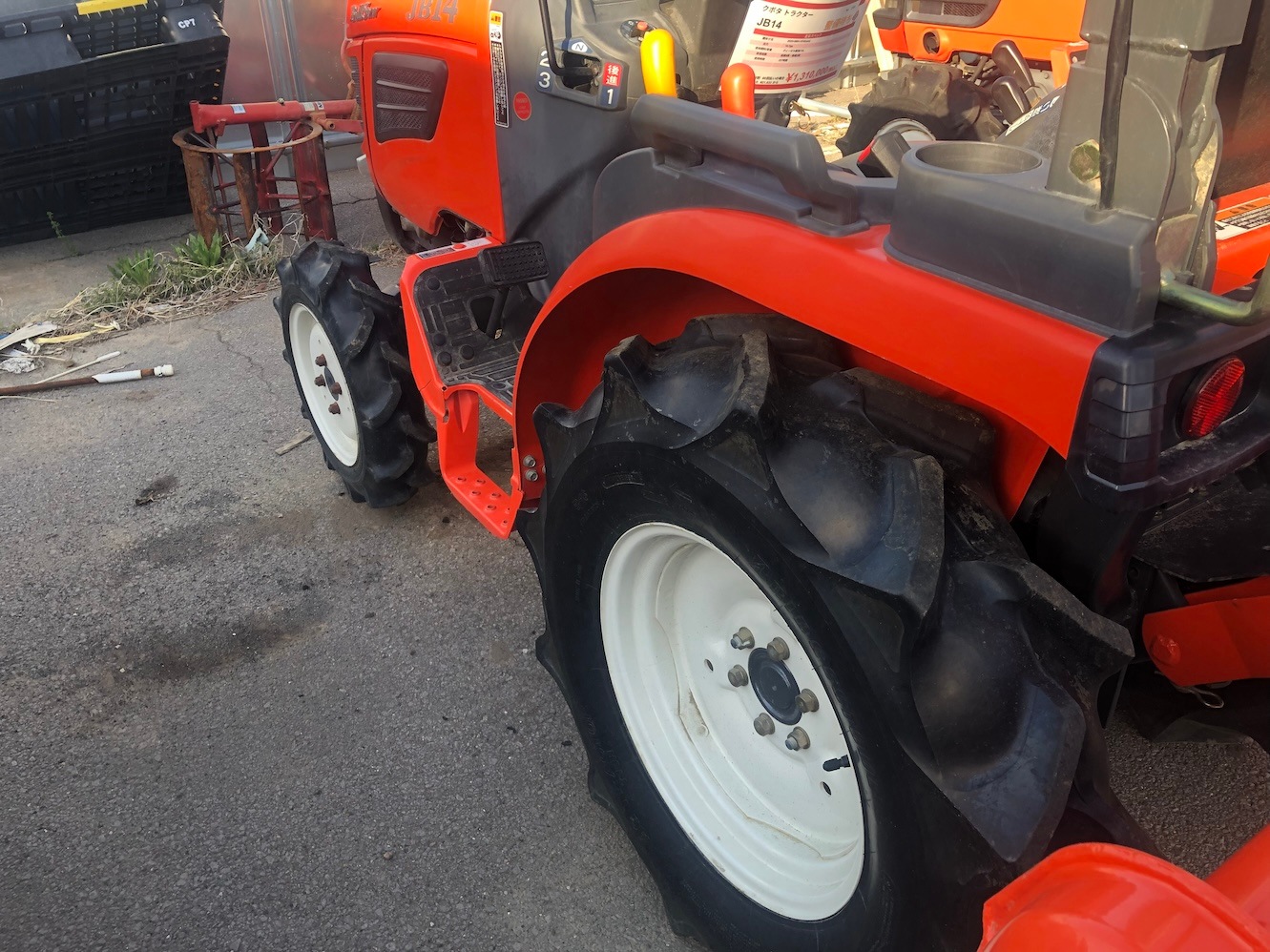 【地域限定自宅配送】クボタ トラクター JB14 機体寸法:2020×960×1810(mm) 出力10.7ps 使用燃料/容量:ディーゼル軽油/14L