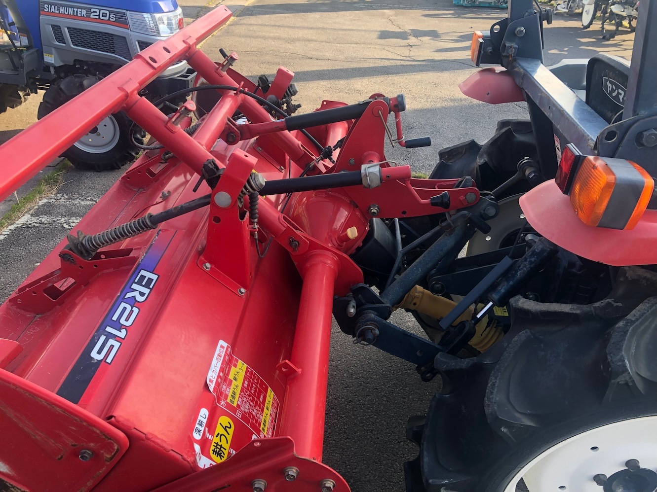 【地域限定自宅配送】ヤンマー トラクター EF220 機体寸法:2820×1120×1900(mm) 出力20ps 使用燃料/容量:ディーゼル軽油/28L